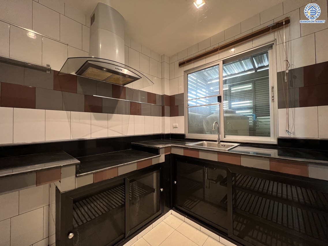 *****ทาวน์เฮ้าส์มือสองย่านนนทบุรี โครงการ ลุมพินี ทาวน์วิลล์ ราชพฤกษ์-นครอินทร์ เนื้อที่กว้าง 17.50 ตร.ว. พื้นที่ใช้สอย 100 ตร.ม. ฟังก์ชัน 2 ห้องนอน 2 ห้องน้ำ ที่จอดรถ 1 คัน ทำเลดีเดินทางสะดวก เข้า-ออกได้หลายเส้นทาง ทั้ง ถ.นครอินทร์, ถ.ราชพฤกษ์ ใกล้ทางด่วน "ศรีรัช" พร้อมเข้าอยู่ได้ทันที