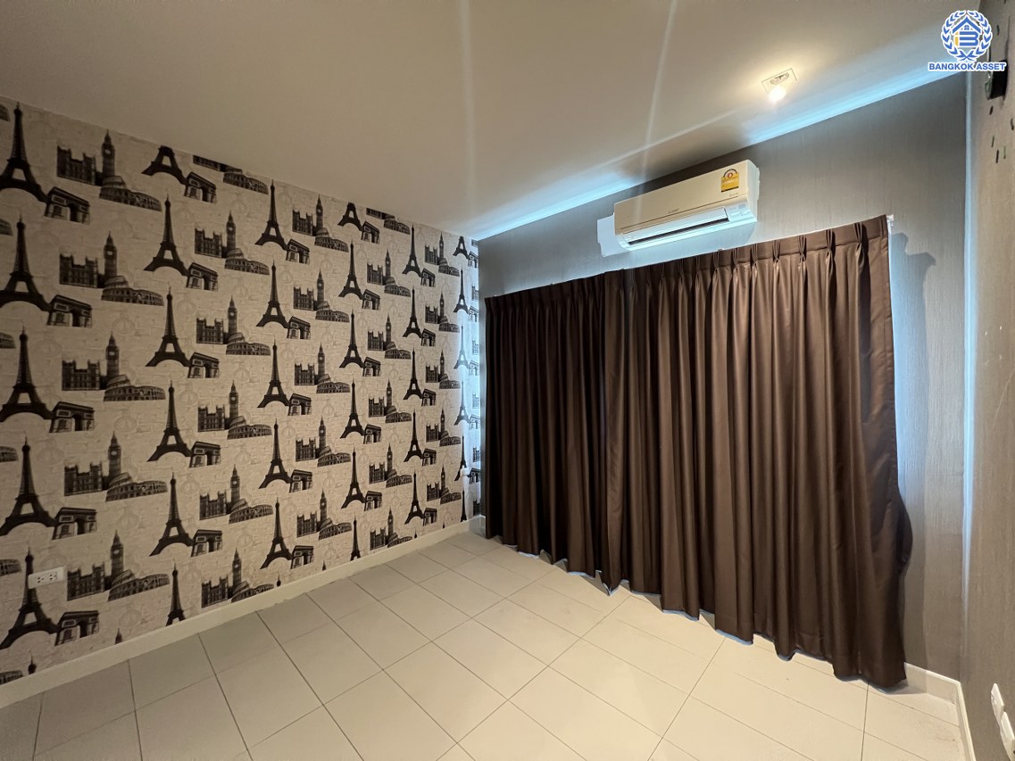 *****ทาวน์เฮ้าส์มือสองย่านนนทบุรี โครงการ ลุมพินี ทาวน์วิลล์ ราชพฤกษ์-นครอินทร์ เนื้อที่กว้าง 17.50 ตร.ว. พื้นที่ใช้สอย 100 ตร.ม. ฟังก์ชัน 2 ห้องนอน 2 ห้องน้ำ ที่จอดรถ 1 คัน ทำเลดีเดินทางสะดวก เข้า-ออกได้หลายเส้นทาง ทั้ง ถ.นครอินทร์, ถ.ราชพฤกษ์ ใกล้ทางด่วน "ศรีรัช" พร้อมเข้าอยู่ได้ทันที