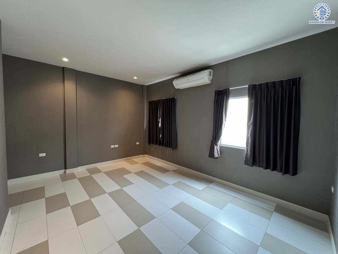 *****ทาวน์เฮ้าส์มือสองย่านนนทบุรี โครงการ ลุมพินี ทาวน์วิลล์ ราชพฤกษ์-นครอินทร์ เนื้อที่กว้าง 17.50 ตร.ว. พื้นที่ใช้สอย 100 ตร.ม. ฟังก์ชัน 2 ห้องนอน 2 ห้องน้ำ ที่จอดรถ 1 คัน ทำเลดีเดินทางสะดวก เข้า-ออกได้หลายเส้นทาง ทั้ง ถ.นครอินทร์, ถ.ราชพฤกษ์ ใกล้ทางด่วน "ศรีรัช" พร้อมเข้าอยู่ได้ทันที