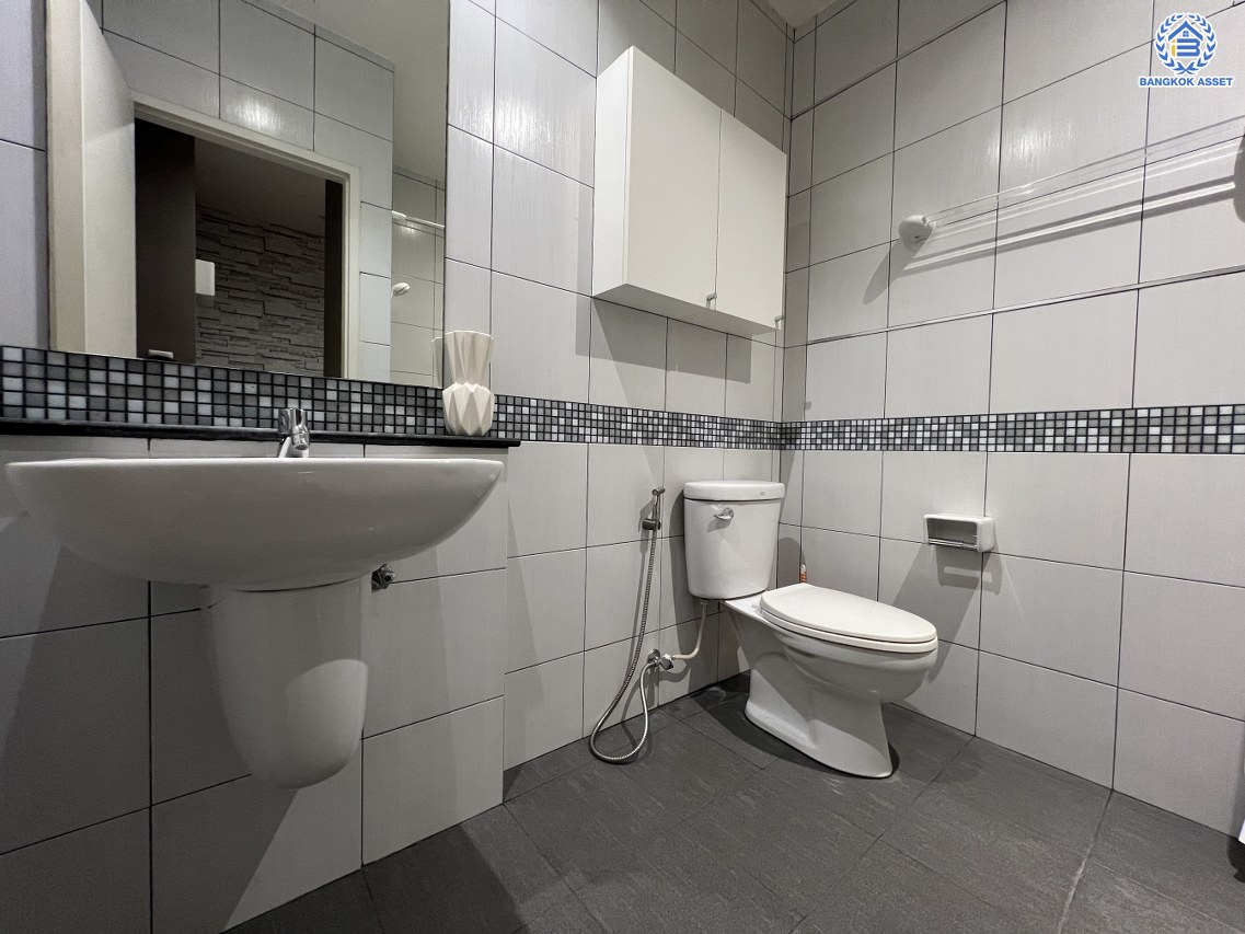 *****ทาวน์เฮ้าส์มือสองย่านนนทบุรี โครงการ ลุมพินี ทาวน์วิลล์ ราชพฤกษ์-นครอินทร์ เนื้อที่กว้าง 17.50 ตร.ว. พื้นที่ใช้สอย 100 ตร.ม. ฟังก์ชัน 2 ห้องนอน 2 ห้องน้ำ ที่จอดรถ 1 คัน ทำเลดีเดินทางสะดวก เข้า-ออกได้หลายเส้นทาง ทั้ง ถ.นครอินทร์, ถ.ราชพฤกษ์ ใกล้ทางด่วน "ศรีรัช" พร้อมเข้าอยู่ได้ทันที