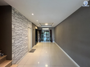 *****ทาวน์เฮ้าส์มือสองย่านนนทบุรี โครงการ ลุมพินี ทาวน์วิลล์ ราชพฤกษ์-นครอินทร์ เนื้อที่กว้าง 17.50 ตร.ว. พื้นที่ใช้สอย 100 ตร.ม. ฟังก์ชัน 2 ห้องนอน 2 ห้องน้ำ ที่จอดรถ 1 คัน ทำเลดีเดินทางสะดวก เข้า-ออกได้หลายเส้นทาง ทั้ง ถ.นครอินทร์, ถ.ราชพฤกษ์ ใกล้ทางด่วน "ศรีรัช" พร้อมเข้าอยู่ได้ทันที