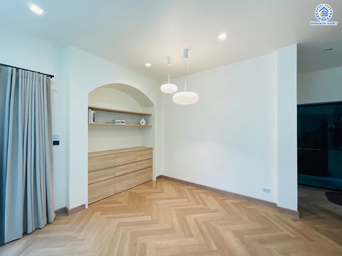 *****บ้านเดี่ยวมือสอง โครงการ บางกอกบูเลอวาร์ด รามอินทรา-วัชรพล เนื้อที่ 50.30 ตร.ว. พื้นที่ใช้สอย 188 ตร.ม. ฟังก์ชัน 3 ห้องนอน 3 ห้องน้ำ 2 ที่จอดรถ แถมฟรี! เครื่องปรับอากาศ, เครื่องทำน้ำอุ่น บนทำเลเดินทางสะดวก เดินทางได้ทั้งถนนสุขาภิบาล5 ถนนจตุโชติ ถนนสายไหม ใกล้เซ็นทรัล รามอินทรา, แฟชั่นไอซ์แลนด์ ใกล้จุดขึ้นทางด่วน "พิเศษฉลองรัช"