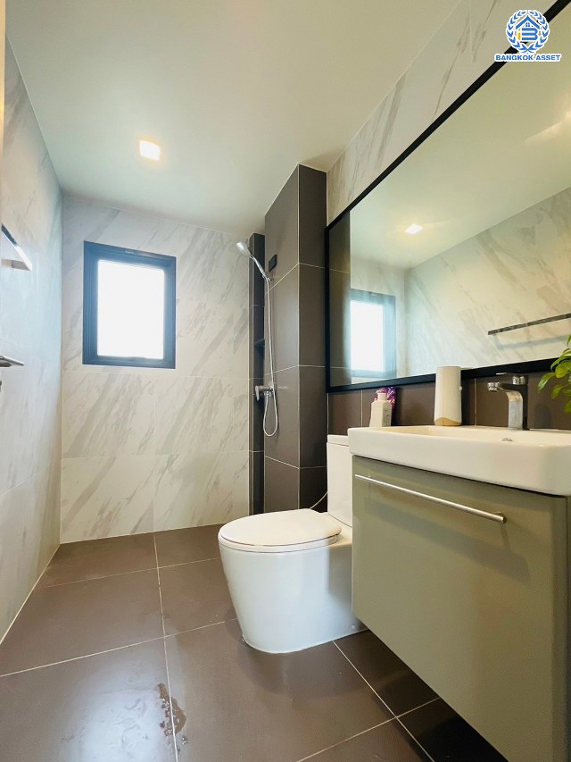 *****บ้านเดี่ยวมือสอง โครงการ บางกอกบูเลอวาร์ด รามอินทรา-วัชรพล เนื้อที่ 50.30 ตร.ว. พื้นที่ใช้สอย 188 ตร.ม. ฟังก์ชัน 3 ห้องนอน 3 ห้องน้ำ 2 ที่จอดรถ แถมฟรี! เครื่องปรับอากาศ, เครื่องทำน้ำอุ่น บนทำเลเดินทางสะดวก เดินทางได้ทั้งถนนสุขาภิบาล5 ถนนจตุโชติ ถนนสายไหม ใกล้เซ็นทรัล รามอินทรา, แฟชั่นไอซ์แลนด์ ใกล้จุดขึ้นทางด่วน "พิเศษฉลองรัช"