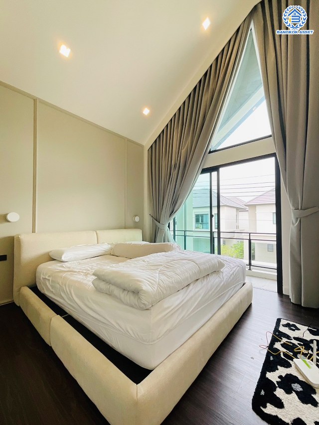 *****บ้านเดี่ยวมือสอง โครงการ บางกอกบูเลอวาร์ด รามอินทรา-วัชรพล เนื้อที่ 50.30 ตร.ว. พื้นที่ใช้สอย 188 ตร.ม. ฟังก์ชัน 3 ห้องนอน 3 ห้องน้ำ 2 ที่จอดรถ แถมฟรี! เครื่องปรับอากาศ, เครื่องทำน้ำอุ่น บนทำเลเดินทางสะดวก เดินทางได้ทั้งถนนสุขาภิบาล5 ถนนจตุโชติ ถนนสายไหม ใกล้เซ็นทรัล รามอินทรา, แฟชั่นไอซ์แลนด์ ใกล้จุดขึ้นทางด่วน "พิเศษฉลองรัช"