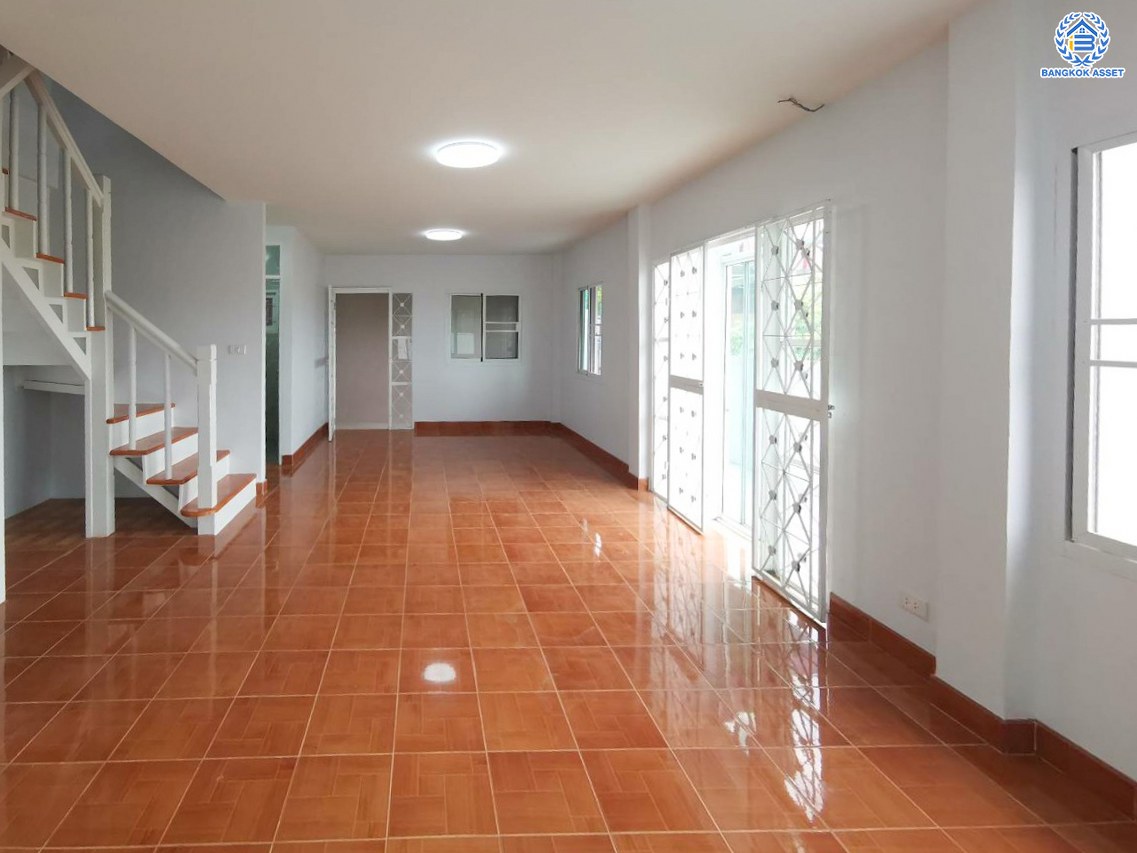 *****ทาวน์เฮ้าส์มือสองนนทบุรี โครงการ สิรารมย์ บ้านกล้วย-ไทรน้อย เนื้อที่ 34.60 ตร.ว. พื้นที่ใช้สอย 135 ตร.ม. ฟังก์ชัน 3 ห้องนอน 2 ห้องน้ำ 2 ที่จอดรถ บนทำเลแห่งการเดินทาง ใกล้รถไฟฟ้าสายสีม่วง "สถานีคลองบางไผ่" ใกล้จุดขึ้นทางด่วน "กาญจนาภิเษก -จตุจักร" และเซ็นทรัลเวสต์เกต