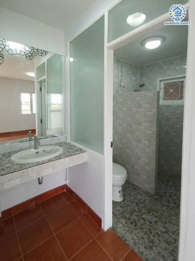 *****ทาวน์เฮ้าส์มือสองนนทบุรี โครงการ สิรารมย์ บ้านกล้วย-ไทรน้อย เนื้อที่ 34.60 ตร.ว. พื้นที่ใช้สอย 135 ตร.ม. ฟังก์ชัน 3 ห้องนอน 2 ห้องน้ำ 2 ที่จอดรถ บนทำเลแห่งการเดินทาง ใกล้รถไฟฟ้าสายสีม่วง "สถานีคลองบางไผ่" ใกล้จุดขึ้นทางด่วน "กาญจนาภิเษก -จตุจักร" และเซ็นทรัลเวสต์เกต