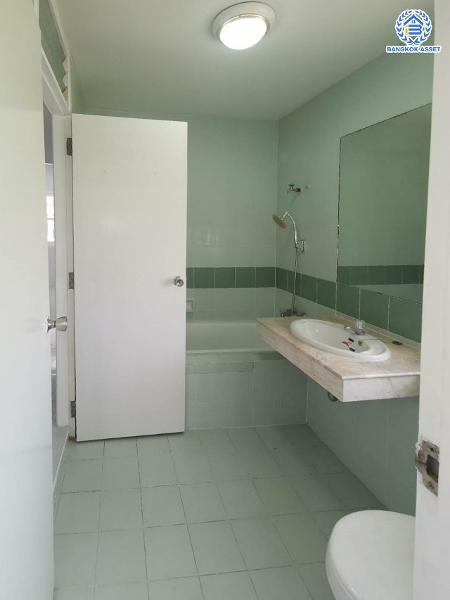 *****ทาวน์เฮ้าส์มือสองนนทบุรี โครงการ สิรารมย์ บ้านกล้วย-ไทรน้อย เนื้อที่ 34.60 ตร.ว. พื้นที่ใช้สอย 135 ตร.ม. ฟังก์ชัน 3 ห้องนอน 2 ห้องน้ำ 2 ที่จอดรถ บนทำเลแห่งการเดินทาง ใกล้รถไฟฟ้าสายสีม่วง "สถานีคลองบางไผ่" ใกล้จุดขึ้นทางด่วน "กาญจนาภิเษก -จตุจักร" และเซ็นทรัลเวสต์เกต