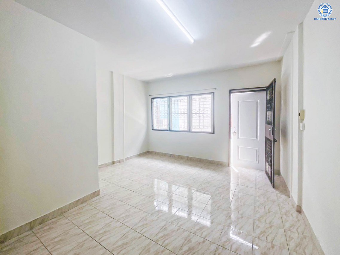 *****ทาวน์เฮ้าส์มือสอง โครงการ สินทวี งามเจริญ เนื้อที่ดิน 16.50 ตร.ว. พื้นที่ใช้สอย 120 ตร.ม. ฟังก์ชัน 2 ห้องนอน 2 ห้องน้ำ 1 ที่จอดรถ บนทำเลเดินทางสะดวก เชื่อมต่อ ถนนพระราม2-บางขุนเทียน, ถนนพระราม2, ถนนบางขุนเทียน, ถนนพุทธบูชา และใกล้จุดขึ้นทางด่วน "พระราม2"