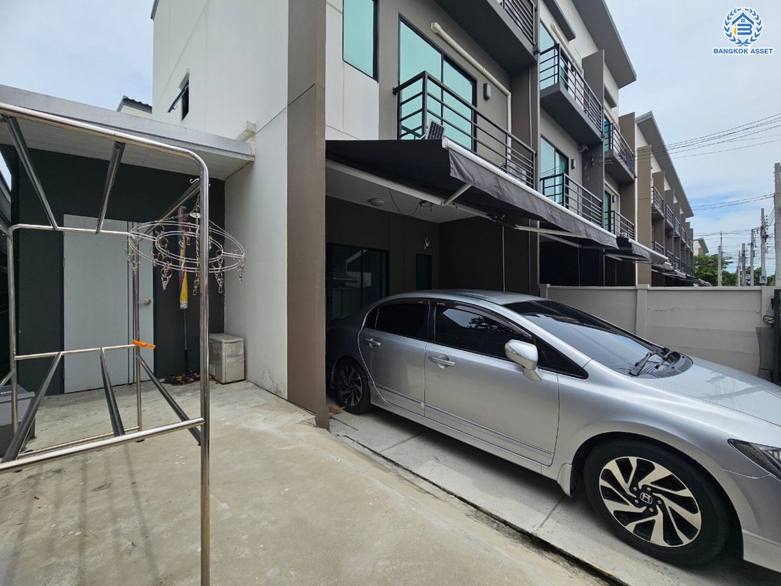 *****ทาวน์โฮมมือสองนนทบุรี โครงการ บ้านกลางเมือง ราชพฤกษ์-สาทร หลังริม เนื้อที่ดิน 25.30 ตร.ว. พื้นที่ใช้สอย 141 ตร.ม. ฟังก์ชัน 3 ห้องนอน 3 ห้องน้ำ 2 ที่จอดรถ แถมฟรี! เครื่องทำน้ำอุ่น บนทำเลยอดนิยม เชื่อมต่อถนนราชพฤกษ์, ถนนนครอินทร์ ใกล้The walk ราชพฤกษ์ และจุดขึ้นทางด่วน "ศรีรัช"