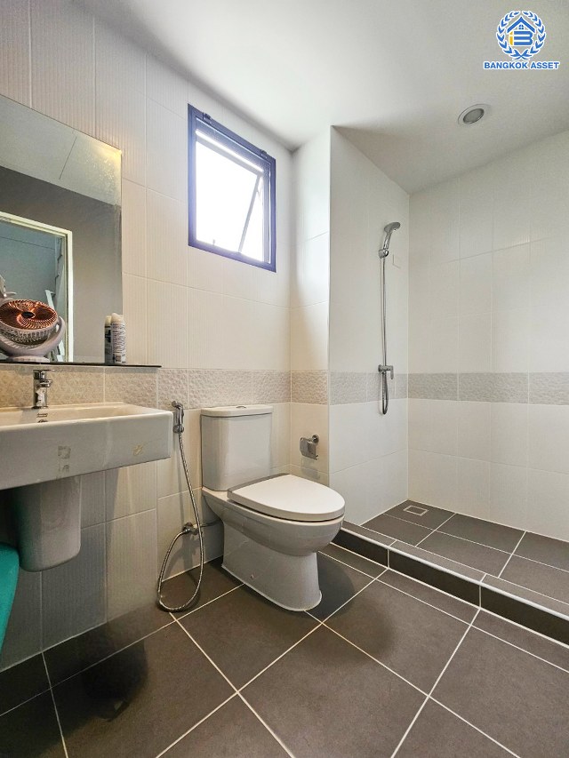 *****ทาวน์โฮมมือสองนนทบุรี โครงการ บ้านกลางเมือง ราชพฤกษ์-สาทร หลังริม เนื้อที่ดิน 25.30 ตร.ว. พื้นที่ใช้สอย 141 ตร.ม. ฟังก์ชัน 3 ห้องนอน 3 ห้องน้ำ 2 ที่จอดรถ แถมฟรี! เครื่องทำน้ำอุ่น บนทำเลยอดนิยม เชื่อมต่อถนนราชพฤกษ์, ถนนนครอินทร์ ใกล้The walk ราชพฤกษ์ และจุดขึ้นทางด่วน "ศรีรัช"