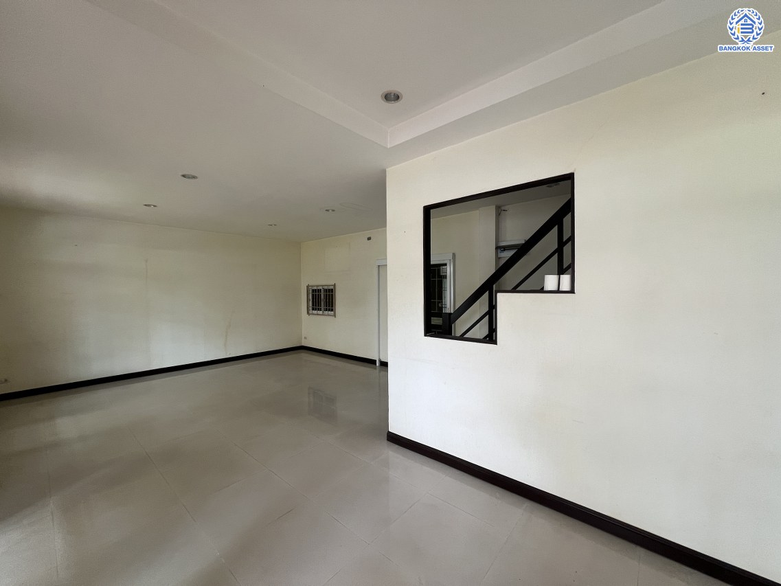 *****บ้านแฝดมือสองนนทบุรี โครงการ บ้านแฝด ซ.บางกรวย-ไทรน้อย43 เนื้อที่ 32.60 ตร.ว. พื้นที่ใช้สอย 90 ตร.ม. ฟังก์ชัน 3 ห้องนอน 2 ห้องน้ำ 1 ที่จอดรถ บนทำเลเดินทางสะดวก เชื่อมต่อถนนบางกรวย-ไทรน้อย โครงการตั้งบนทำเลเดินทางสะดวก และใกล้จุดขึ้นทางทางด่วน "ศรีรัช"