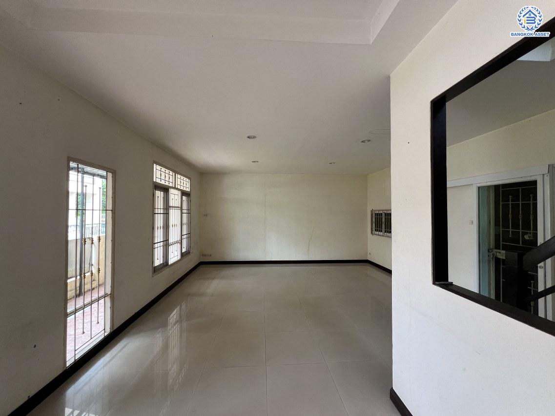 *****บ้านแฝดมือสองนนทบุรี โครงการ บ้านแฝด ซ.บางกรวย-ไทรน้อย43 เนื้อที่ 32.60 ตร.ว. พื้นที่ใช้สอย 90 ตร.ม. ฟังก์ชัน 3 ห้องนอน 2 ห้องน้ำ 1 ที่จอดรถ บนทำเลเดินทางสะดวก เชื่อมต่อถนนบางกรวย-ไทรน้อย โครงการตั้งบนทำเลเดินทางสะดวก และใกล้จุดขึ้นทางทางด่วน "ศรีรัช"