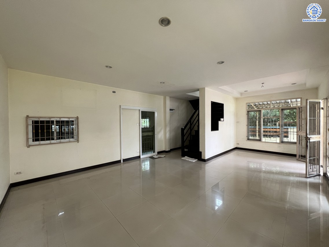 *****บ้านแฝดมือสองนนทบุรี โครงการ บ้านแฝด ซ.บางกรวย-ไทรน้อย43 เนื้อที่ 32.60 ตร.ว. พื้นที่ใช้สอย 90 ตร.ม. ฟังก์ชัน 3 ห้องนอน 2 ห้องน้ำ 1 ที่จอดรถ บนทำเลเดินทางสะดวก เชื่อมต่อถนนบางกรวย-ไทรน้อย โครงการตั้งบนทำเลเดินทางสะดวก และใกล้จุดขึ้นทางทางด่วน "ศรีรัช"