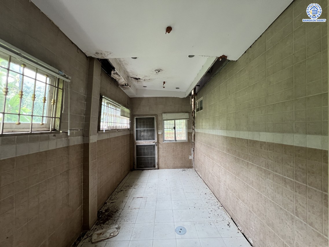 *****บ้านแฝดมือสองนนทบุรี โครงการ บ้านแฝด ซ.บางกรวย-ไทรน้อย43 เนื้อที่ 32.60 ตร.ว. พื้นที่ใช้สอย 90 ตร.ม. ฟังก์ชัน 3 ห้องนอน 2 ห้องน้ำ 1 ที่จอดรถ บนทำเลเดินทางสะดวก เชื่อมต่อถนนบางกรวย-ไทรน้อย โครงการตั้งบนทำเลเดินทางสะดวก และใกล้จุดขึ้นทางทางด่วน "ศรีรัช"