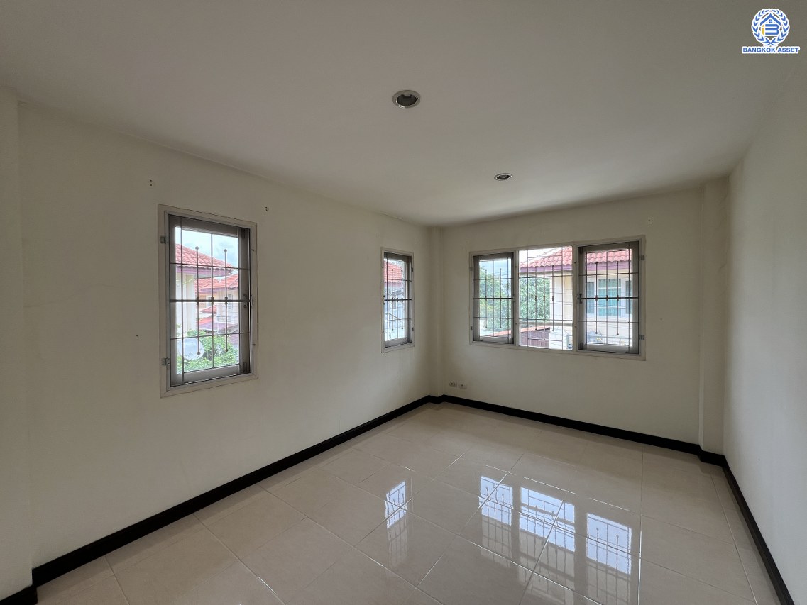 *****บ้านแฝดมือสองนนทบุรี โครงการ บ้านแฝด ซ.บางกรวย-ไทรน้อย43 เนื้อที่ 32.60 ตร.ว. พื้นที่ใช้สอย 90 ตร.ม. ฟังก์ชัน 3 ห้องนอน 2 ห้องน้ำ 1 ที่จอดรถ บนทำเลเดินทางสะดวก เชื่อมต่อถนนบางกรวย-ไทรน้อย โครงการตั้งบนทำเลเดินทางสะดวก และใกล้จุดขึ้นทางทางด่วน "ศรีรัช"