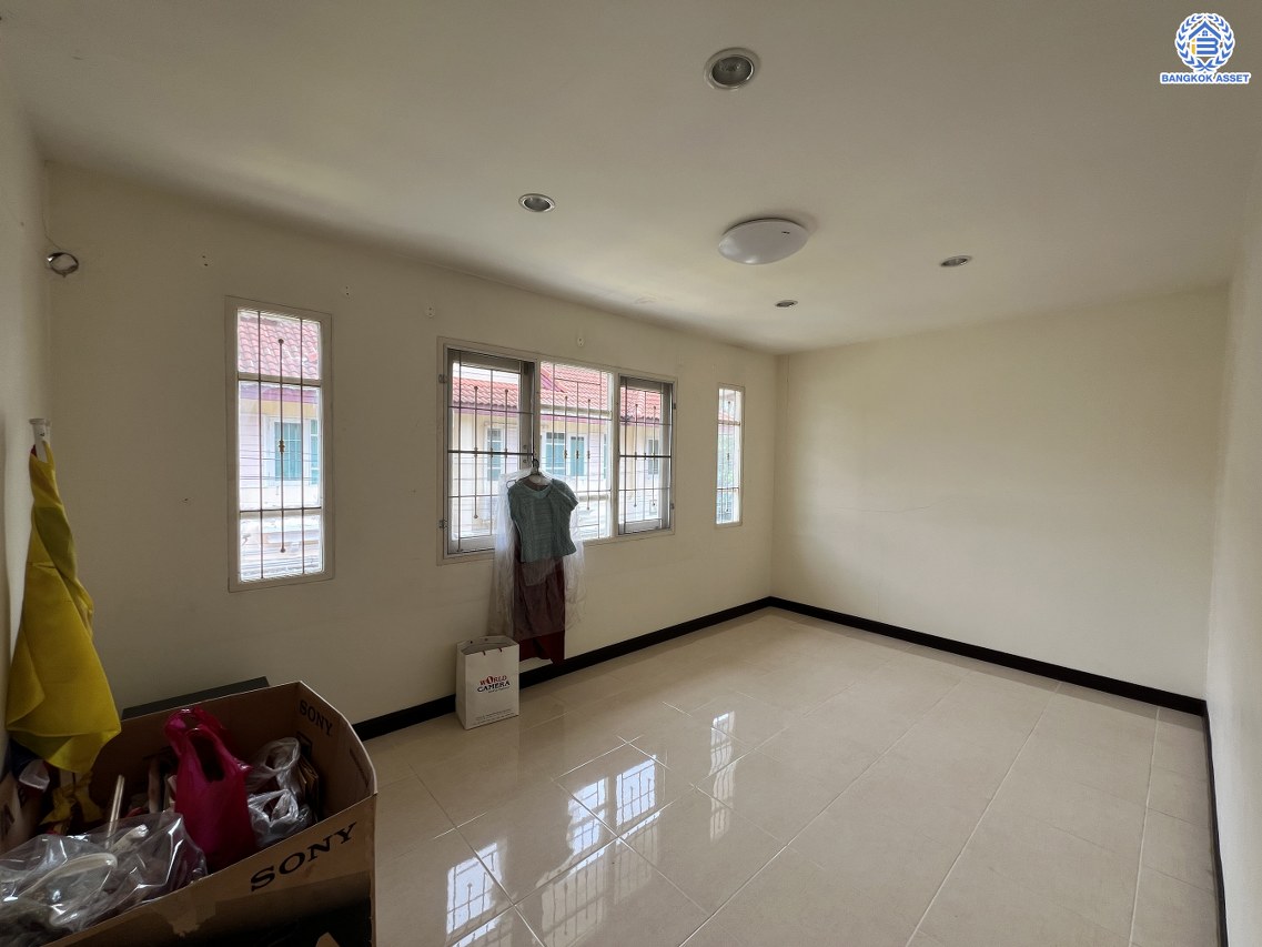 *****บ้านแฝดมือสองนนทบุรี โครงการ บ้านแฝด ซ.บางกรวย-ไทรน้อย43 เนื้อที่ 32.60 ตร.ว. พื้นที่ใช้สอย 90 ตร.ม. ฟังก์ชัน 3 ห้องนอน 2 ห้องน้ำ 1 ที่จอดรถ บนทำเลเดินทางสะดวก เชื่อมต่อถนนบางกรวย-ไทรน้อย โครงการตั้งบนทำเลเดินทางสะดวก และใกล้จุดขึ้นทางทางด่วน "ศรีรัช"