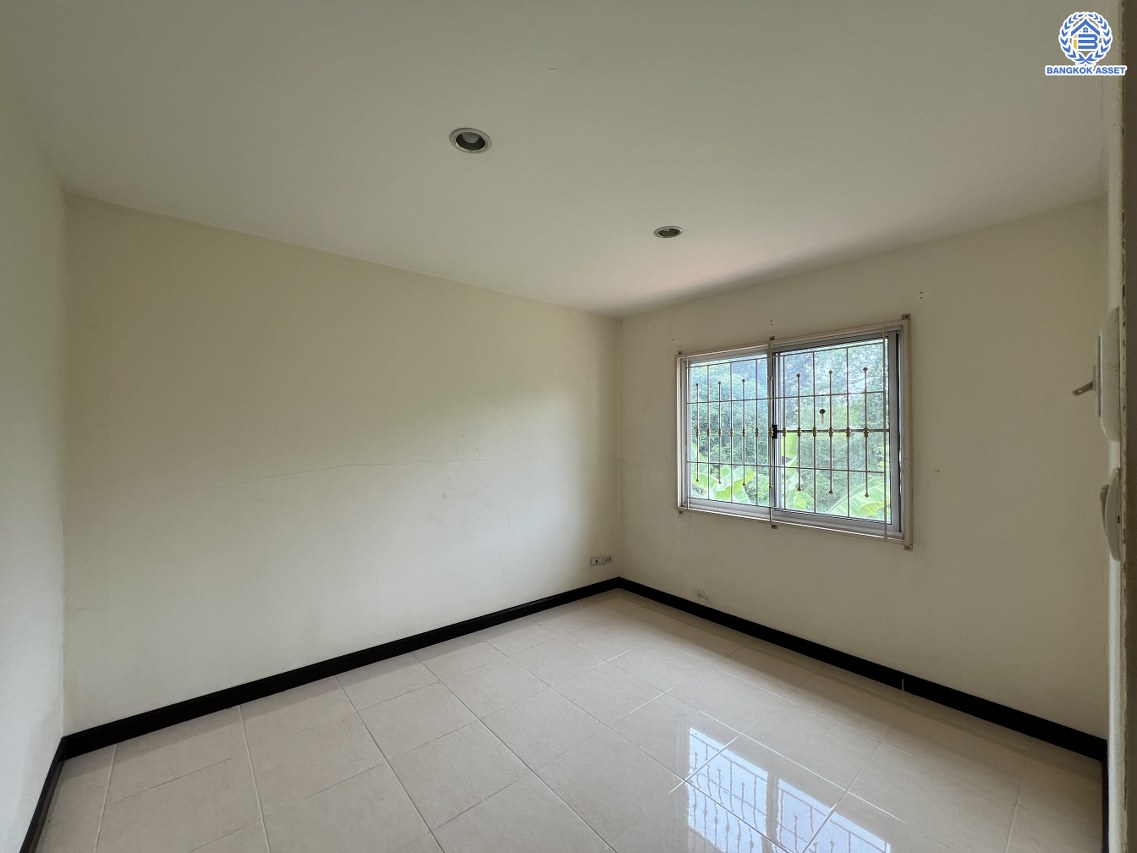 *****บ้านแฝดมือสองนนทบุรี โครงการ บ้านแฝด ซ.บางกรวย-ไทรน้อย43 เนื้อที่ 32.60 ตร.ว. พื้นที่ใช้สอย 90 ตร.ม. ฟังก์ชัน 3 ห้องนอน 2 ห้องน้ำ 1 ที่จอดรถ บนทำเลเดินทางสะดวก เชื่อมต่อถนนบางกรวย-ไทรน้อย โครงการตั้งบนทำเลเดินทางสะดวก และใกล้จุดขึ้นทางทางด่วน "ศรีรัช"