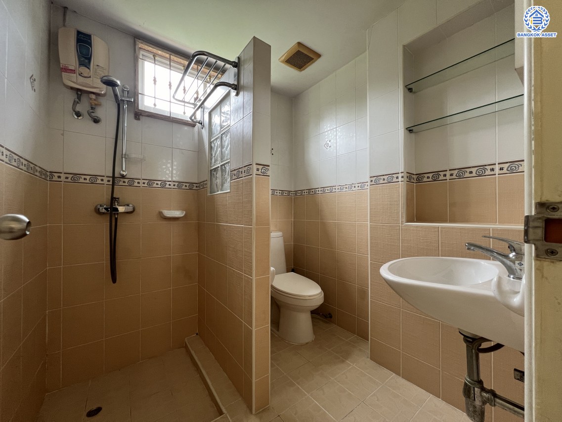 *****บ้านแฝดมือสองนนทบุรี โครงการ บ้านแฝด ซ.บางกรวย-ไทรน้อย43 เนื้อที่ 32.60 ตร.ว. พื้นที่ใช้สอย 90 ตร.ม. ฟังก์ชัน 3 ห้องนอน 2 ห้องน้ำ 1 ที่จอดรถ บนทำเลเดินทางสะดวก เชื่อมต่อถนนบางกรวย-ไทรน้อย โครงการตั้งบนทำเลเดินทางสะดวก และใกล้จุดขึ้นทางทางด่วน "ศรีรัช"