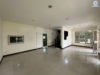 *****บ้านแฝดมือสองนนทบุรี โครงการ บ้านแฝด ซ.บางกรวย-ไทรน้อย43 เนื้อที่ 32.60 ตร.ว. พื้นที่ใช้สอย 90 ตร.ม. ฟังก์ชัน 3 ห้องนอน 2 ห้องน้ำ 1 ที่จอดรถ บนทำเลเดินทางสะดวก เชื่อมต่อถนนบางกรวย-ไทรน้อย โครงการตั้งบนทำเลเดินทางสะดวก และใกล้จุดขึ้นทางทางด่วน "ศรีรัช"