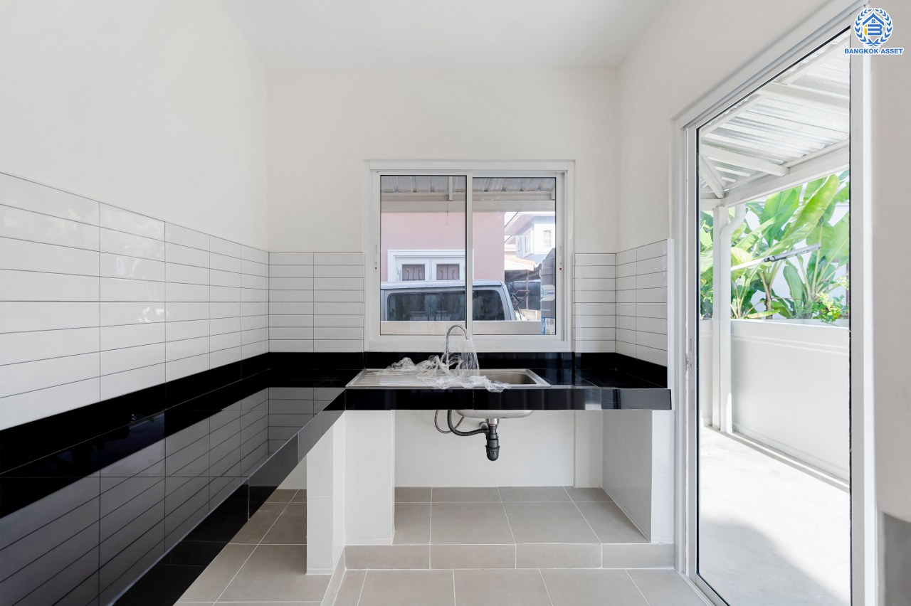 บ้านมือสองตกแต่งใหม่ โครงการ ภัสสร8 บางใหญ่ ดีไซน์สวย เนื้อที่ 50.7 ตร.ว. พื้นที่ใช้สอย 243.41 ตร.ม. ฟังก์ชัน 3 ห้องนอน 3 ห้องน้ำ จอดรถได้ 1 คัน แต่งครบพร้อมอยู่ บนทำเลศักยภาพ โครงการติดถนนใหญ่ เข้า-ออกสะดวก ใกล้เซ็นทรัลเวสต์เกต ใกล้รถไฟฟ้าสายสีม่วง "สถานีตลาดบางใหญ่" และจุดขึ้นทางด่วน "ศรีรัช"