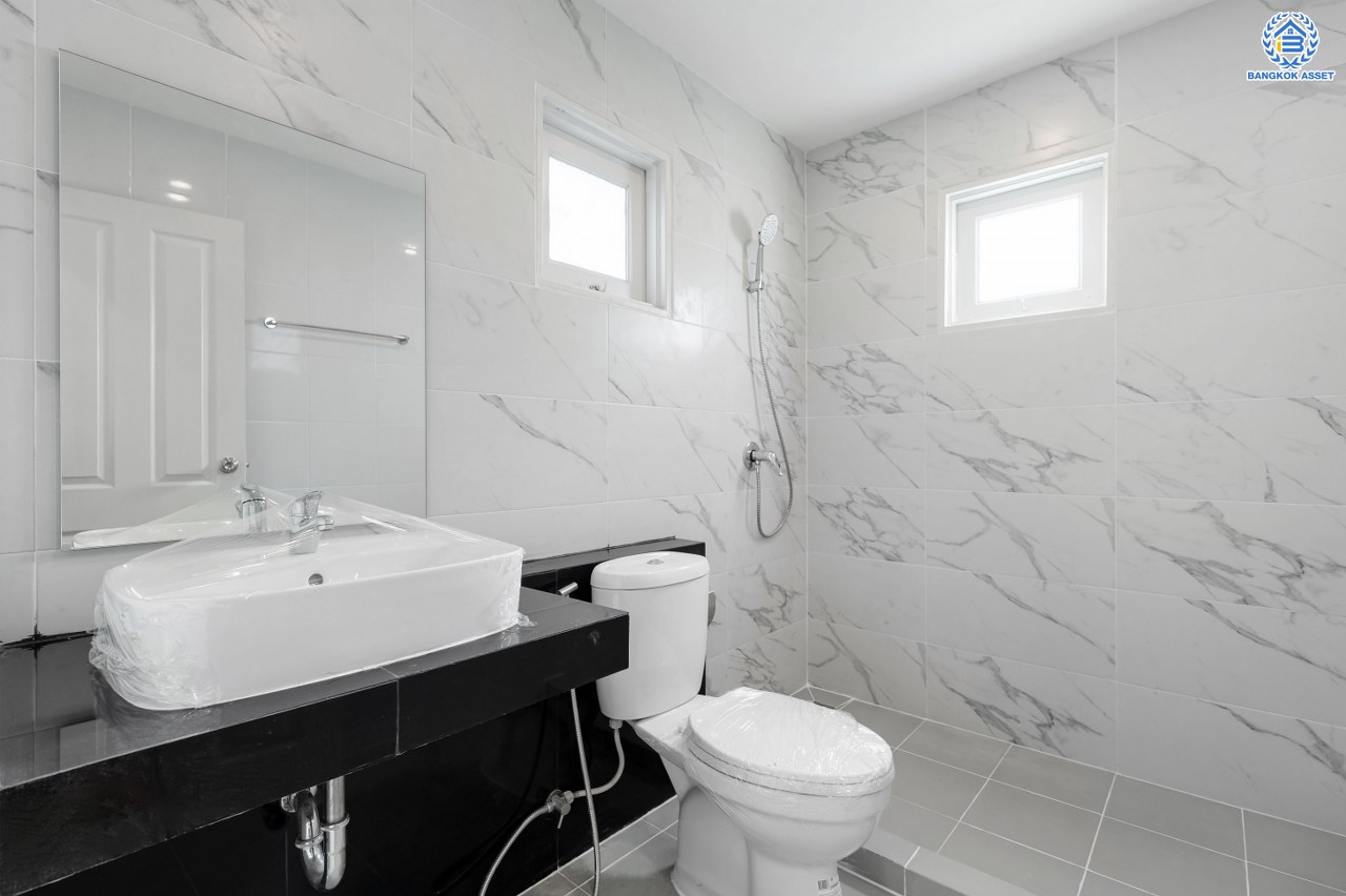 บ้านมือสองตกแต่งใหม่ โครงการ ภัสสร8 บางใหญ่ ดีไซน์สวย เนื้อที่ 50.7 ตร.ว. พื้นที่ใช้สอย 243.41 ตร.ม. ฟังก์ชัน 3 ห้องนอน 3 ห้องน้ำ จอดรถได้ 1 คัน แต่งครบพร้อมอยู่ บนทำเลศักยภาพ โครงการติดถนนใหญ่ เข้า-ออกสะดวก ใกล้เซ็นทรัลเวสต์เกต ใกล้รถไฟฟ้าสายสีม่วง "สถานีตลาดบางใหญ่" และจุดขึ้นทางด่วน "ศรีรัช"