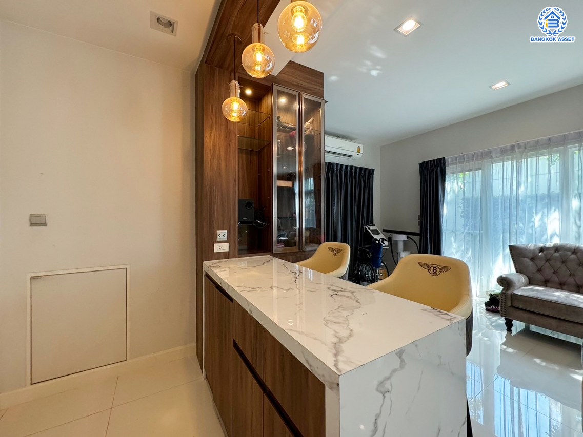 *****บ้านเดี่ยวมือสอง โครงการ สีวลี เพชรเกษม69 หลังริม บนเนื้อที่ 70.30 ตร.ว. พื้นที่ใช้สอย 158 ตร.ม. ฟังก์ชันจัดเต็ม 3 ห้องนอน 3 ห้องน้ำ จอดรถได้ 2 คัน แถมฟรี เครื่องปรับอากาศ, เครื่องทำน้ำอุ่น และเครื่องดูดควัน บนทำเลศักยภาพ เชื่อมต่อหลายเส้นทาง ใกล้เดอะมอลล์บางแค