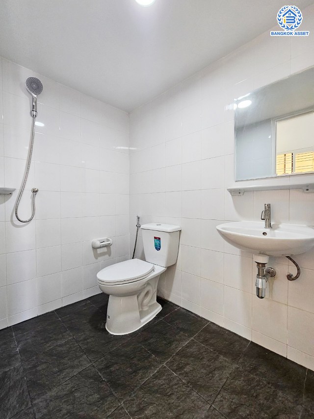 *****ทาวน์เฮ้าส์มือสองนนทบุรี โครงการ พฤกษา54 วงแหวนฯ-คลองถนน หลังมุม เนื้อที่มากถึง 28.70 ตร.ว. พื้นที่ใช้สอย 115 ตร.ม. ฟังก์ชัน 3 ห้องนอน 2 ห้องน้ำ 1 ที่จอดรถ แถมฟรี! เครื่องปรับอากาศ บนทำเลใกล้รถไฟฟ้าสายม่วง "สถานีคลองบางไผ่" เพียง 15 นาที เชื่อมต่อ ถนนกาญจนาภิเษก, ถนนรัตนาธิเบศร์ จองเลย!