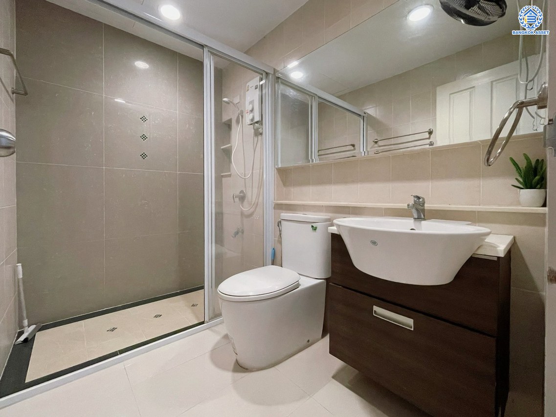 *****ทาวน์โฮมมือสองย่านกรุงเทพฯ โครงการ บ้านกลางเมือง สาทร-ตากสิน เนื้อที่กว้าง 20.00 ตร.ว. พื้นที่ใช้สอย 167 ตร.ม. ฟังก์ชัน 3 ห้องนอน 3 ห้องน้ำ ที่จอดรถ 1 คัน แถมฟรี! เครื่องปรับอากาศ 4 เครื่อง, เครื่องทำน้ำ 2 เครื่อง บนทำเลแห่งการเดินทาง ใกล้รถไฟฟ้าสายสีเขียวเข้ม "สถานีวุฒากาศ" เชื่อมต่อถนนกัลปพฤกษ์ และถนนราชพฤกษ์