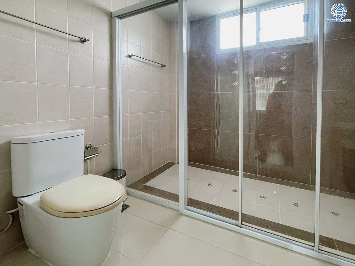 *****ทาวน์โฮมมือสองย่านกรุงเทพฯ โครงการ บ้านกลางเมือง สาทร-ตากสิน เนื้อที่กว้าง 20.00 ตร.ว. พื้นที่ใช้สอย 167 ตร.ม. ฟังก์ชัน 3 ห้องนอน 3 ห้องน้ำ ที่จอดรถ 1 คัน แถมฟรี! เครื่องปรับอากาศ 4 เครื่อง, เครื่องทำน้ำ 2 เครื่อง บนทำเลแห่งการเดินทาง ใกล้รถไฟฟ้าสายสีเขียวเข้ม "สถานีวุฒากาศ" เชื่อมต่อถนนกัลปพฤกษ์ และถนนราชพฤกษ์