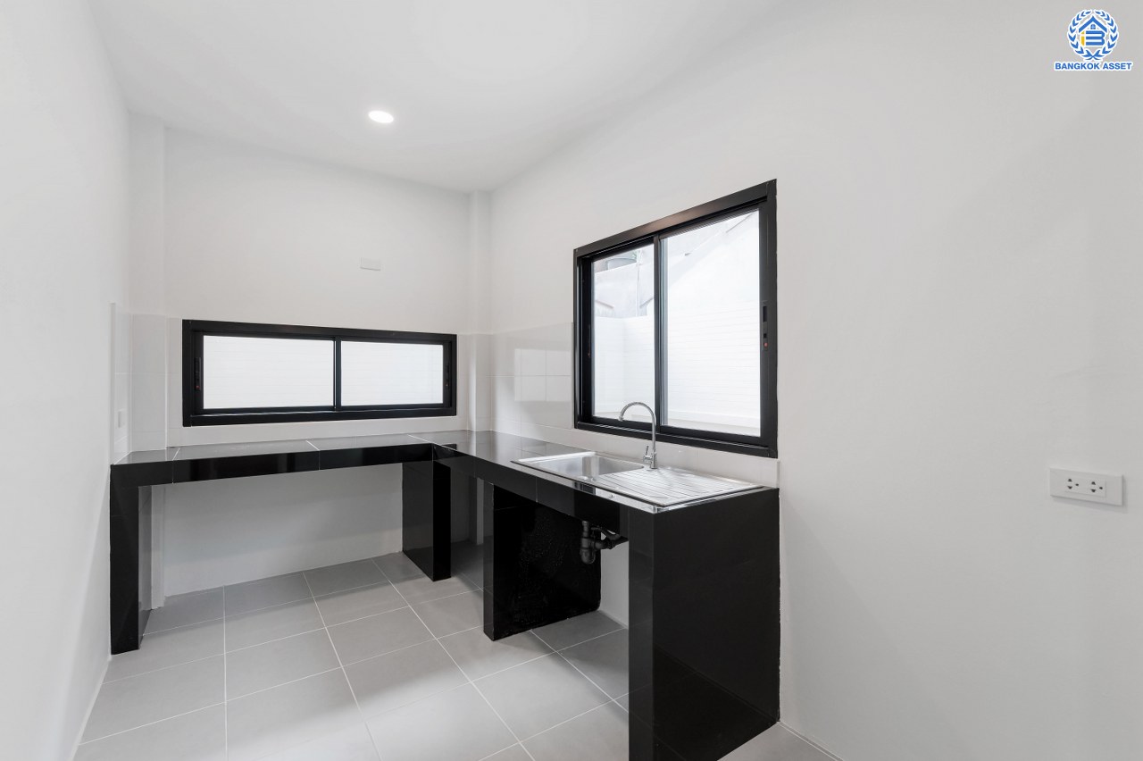 บ้านมือสองตกแต่งใหม่ โครงการ มณธานี บางแค เนื้อที่ 63.90 ตร.ว. พื้นที่ใช้สอย 248.39 ตร.ม. ฟังก์ชัน 3 ห้องนอน 3 ห้องน้ำ 2 ที่จอดรถ บนทำเลศักยภาพ เข้า-ออกได้ทั้ง ถนนเพชรเกษม ถนนกัลปพฤกษ์ ใกล้ห้างสรรพสินค้าเดอะมอลล์ บางแค รถไฟฟ้าสายสีน้ำเงิน "สถานีหลักสอง" และจุดขึ้นทางด่วน "กาญจนาภิเษก"...