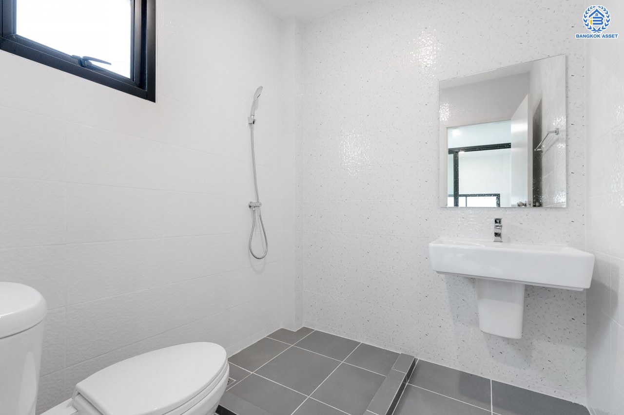 บ้านมือสองตกแต่งใหม่ โครงการ มณธานี บางแค เนื้อที่ 63.90 ตร.ว. พื้นที่ใช้สอย 248.39 ตร.ม. ฟังก์ชัน 3 ห้องนอน 3 ห้องน้ำ 2 ที่จอดรถ บนทำเลศักยภาพ เข้า-ออกได้ทั้ง ถนนเพชรเกษม ถนนกัลปพฤกษ์ ใกล้ห้างสรรพสินค้าเดอะมอลล์ บางแค รถไฟฟ้าสายสีน้ำเงิน "สถานีหลักสอง" และจุดขึ้นทางด่วน "กาญจนาภิเษก"...