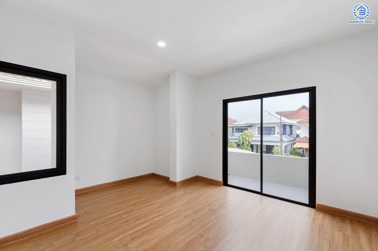 บ้านมือสองตกแต่งใหม่ โครงการ มณธานี บางแค เนื้อที่ 63.90 ตร.ว. พื้นที่ใช้สอย 248.39 ตร.ม. ฟังก์ชัน 3 ห้องนอน 3 ห้องน้ำ 2 ที่จอดรถ บนทำเลศักยภาพ เข้า-ออกได้ทั้ง ถนนเพชรเกษม ถนนกัลปพฤกษ์ ใกล้ห้างสรรพสินค้าเดอะมอลล์ บางแค รถไฟฟ้าสายสีน้ำเงิน "สถานีหลักสอง" และจุดขึ้นทางด่วน "กาญจนาภิเษก"...