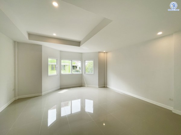 *****ทาวน์เฮ้าส์มือสองนนทบุรี โครงการ กฤษดานคร10 รัตนาธิเบศร์ หลังริม เนื้อที่ดิน 29.00 ตร.ว. ฟังก์ชัน 3 ห้องนอน 3 ห้องน้ำ บนทำเลติด ถนนรัตนาธิเบศร์ ใกล้รถไฟฟ้าสายสีม่วง "สถานีสามแยกบางใหญ่" ใกล้จุดขึ้นทางด่วน "ศรีรัช" และใกล้เซ็นทรัลเวสต์เกต จองเลย!