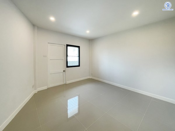 *****ทาวน์เฮ้าส์มือสองนนทบุรี โครงการ กฤษดานคร10 รัตนาธิเบศร์ หลังริม เนื้อที่ดิน 29.00 ตร.ว. ฟังก์ชัน 3 ห้องนอน 3 ห้องน้ำ บนทำเลติด ถนนรัตนาธิเบศร์ ใกล้รถไฟฟ้าสายสีม่วง "สถานีสามแยกบางใหญ่" ใกล้จุดขึ้นทางด่วน "ศรีรัช" และใกล้เซ็นทรัลเวสต์เกต จองเลย!