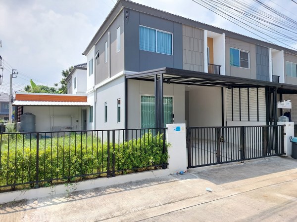 *****ทาวน์เฮ้าส์มือสองนนทบุรี โครงการ พฤกษา120 กาญจนา-กันตนา หลังมุม เนื้อที่ 33.60 ตร.ว. ฟังก์ชัน 3 ห้องนอน 2 ห้องน้ำ 1 ที่จอดรถ แถมฟรึ! เครื่องปรับอากาศ, เครื่องทำน้ำอุ่น พร้อมเข้าอยู่ บนทำเลดี เชื่อมต่อถนนบางใหญ่-บางคูลัด ถนนกาญจนาภิเษก ถนนพิชัยเขต ใกล้รถไฟฟ้าสายสีม่วง "สถานีตลาดบางใหญ่" และจุดขึ้นทางด่วน "ศรีรัช"