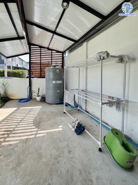 *****ทาวน์เฮ้าส์มือสองนนทบุรี โครงการ พฤกษา120 กาญจนา-กันตนา หลังมุม เนื้อที่ 33.60 ตร.ว. ฟังก์ชัน 3 ห้องนอน 2 ห้องน้ำ 1 ที่จอดรถ แถมฟรึ! เครื่องปรับอากาศ, เครื่องทำน้ำอุ่น พร้อมเข้าอยู่ บนทำเลดี เชื่อมต่อถนนบางใหญ่-บางคูลัด ถนนกาญจนาภิเษก ถนนพิชัยเขต ใกล้รถไฟฟ้าสายสีม่วง "สถานีตลาดบางใหญ่" และจุดขึ้นทางด่วน "ศรีรัช"