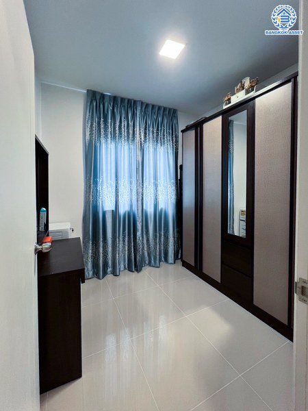 *****ทาวน์เฮ้าส์มือสองนนทบุรี โครงการ พฤกษา120 กาญจนา-กันตนา หลังมุม เนื้อที่ 33.60 ตร.ว. ฟังก์ชัน 3 ห้องนอน 2 ห้องน้ำ 1 ที่จอดรถ แถมฟรึ! เครื่องปรับอากาศ, เครื่องทำน้ำอุ่น พร้อมเข้าอยู่ บนทำเลดี เชื่อมต่อถนนบางใหญ่-บางคูลัด ถนนกาญจนาภิเษก ถนนพิชัยเขต ใกล้รถไฟฟ้าสายสีม่วง "สถานีตลาดบางใหญ่" และจุดขึ้นทางด่วน "ศรีรัช"