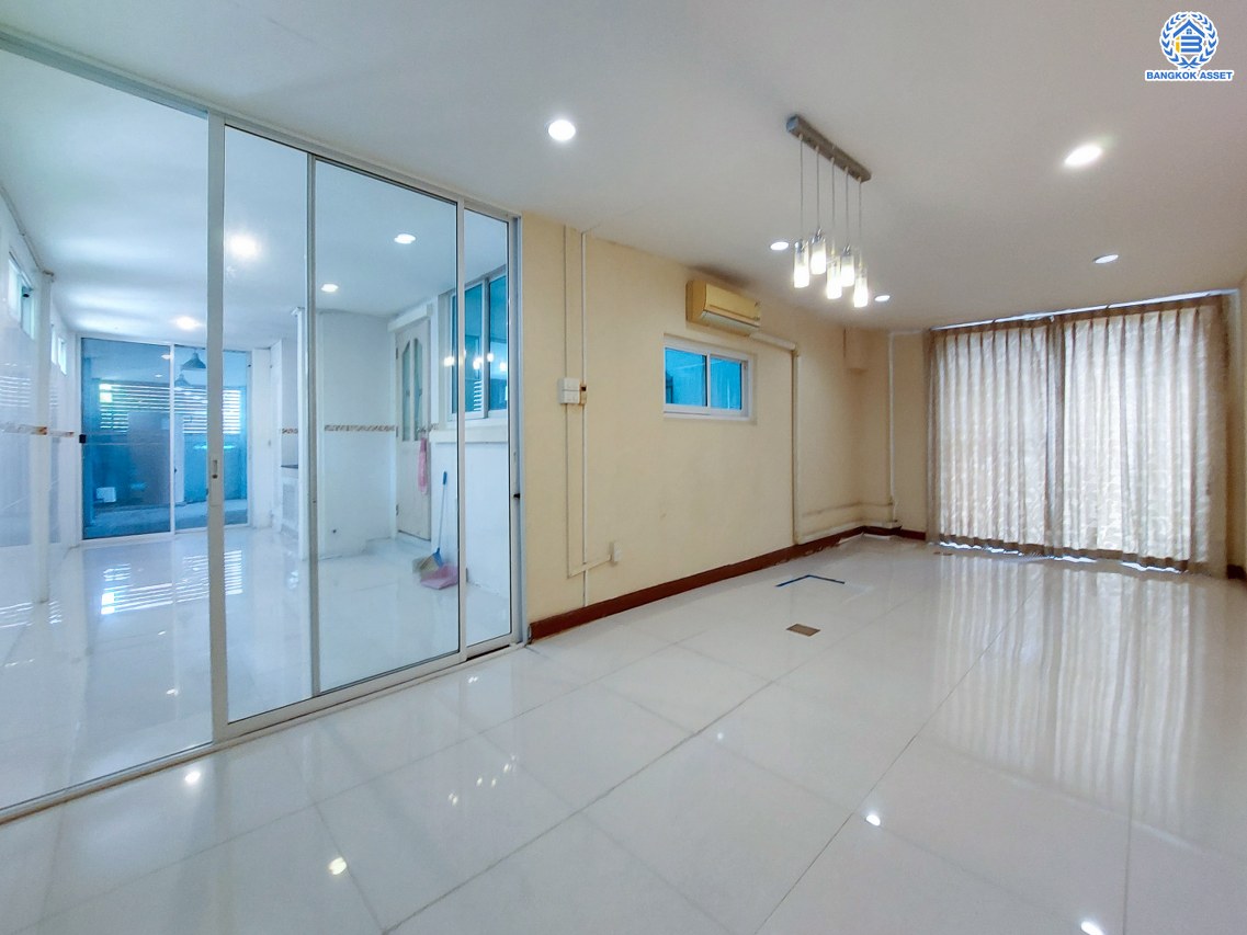 *****บ้านเดี่ยวมือสองจาก L&H โครงการ มัณฑนา เพชรเกษม81 บนเนื้อที่ 61.40 ตร.ว. พื้นที่ใช้สอย 173 ตร.ม. พร้อมฟังก์ชัน 4 ห้องนอน 3 ห้องน้ำ จอดรถได้ 1 คัน บนทำเลเชื่อมต่อสู่ ถนนเพชรเกษม, ถนนพุทธมณฑลสาย4 ใกล้เดอะมอลล์ บางแค และม.มหิดล