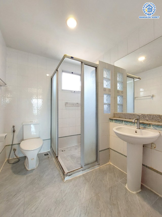 *****บ้านเดี่ยวมือสองจาก L&H โครงการ มัณฑนา เพชรเกษม81 บนเนื้อที่ 61.40 ตร.ว. พื้นที่ใช้สอย 173 ตร.ม. พร้อมฟังก์ชัน 4 ห้องนอน 3 ห้องน้ำ จอดรถได้ 1 คัน บนทำเลเชื่อมต่อสู่ ถนนเพชรเกษม, ถนนพุทธมณฑลสาย4 ใกล้เดอะมอลล์ บางแค และม.มหิดล