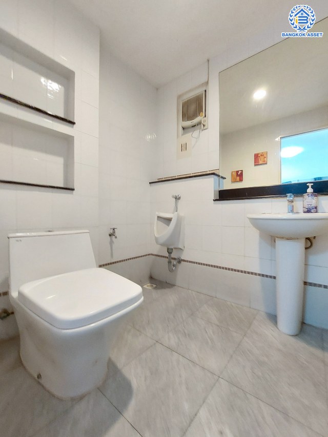 *****บ้านเดี่ยวมือสองจาก L&H โครงการ มัณฑนา เพชรเกษม81 บนเนื้อที่ 61.40 ตร.ว. พื้นที่ใช้สอย 173 ตร.ม. พร้อมฟังก์ชัน 4 ห้องนอน 3 ห้องน้ำ จอดรถได้ 1 คัน บนทำเลเชื่อมต่อสู่ ถนนเพชรเกษม, ถนนพุทธมณฑลสาย4 ใกล้เดอะมอลล์ บางแค และม.มหิดล