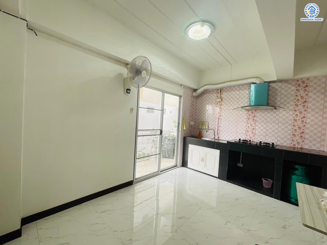 *****ทาวน์โฮมมือสองนนทบุรี โครงการ บ้านเพลินสิริ นครชัยศรี หลังริม เนื้อที่กว้างถึง 26.00 ตร.ว. พื้นที่ใช้สอย 200 ตร.ม. ฟังก์ชัน 3 ห้องนอน 3 ห้องน้ำ 1 ที่จอดรถ แถมฟรี! เครื่องปรับอากาศ, เครื่องทำน้ำอุ่น บนทำเลเดินทางสะดวก เชื่อมต่อ ถนนเพชรเกษม, ถนนบรมราชชนนี, ถนนแสงชูโต และจุดขึ้นทางด่วน "ทางหลวงพิเศษหมายเลข 81 (บางใหญ่-กาญจนบุรี)"