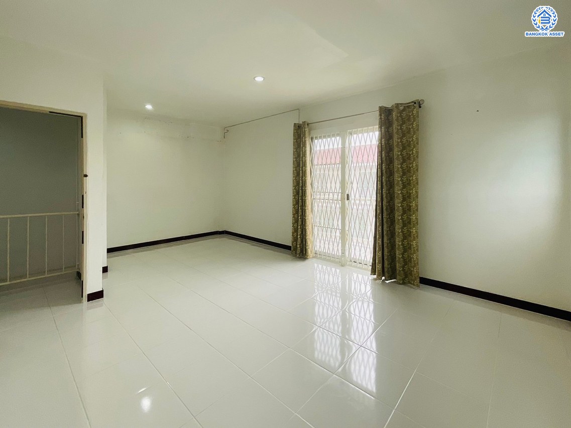 *****ทาวน์โฮมมือสองนนทบุรี โครงการ บ้านเพลินสิริ นครชัยศรี หลังริม เนื้อที่กว้างถึง 26.00 ตร.ว. พื้นที่ใช้สอย 200 ตร.ม. ฟังก์ชัน 3 ห้องนอน 3 ห้องน้ำ 1 ที่จอดรถ แถมฟรี! เครื่องปรับอากาศ, เครื่องทำน้ำอุ่น บนทำเลเดินทางสะดวก เชื่อมต่อ ถนนเพชรเกษม, ถนนบรมราชชนนี, ถนนแสงชูโต และจุดขึ้นทางด่วน "ทางหลวงพิเศษหมายเลข 81 (บางใหญ่-กาญจนบุรี)"