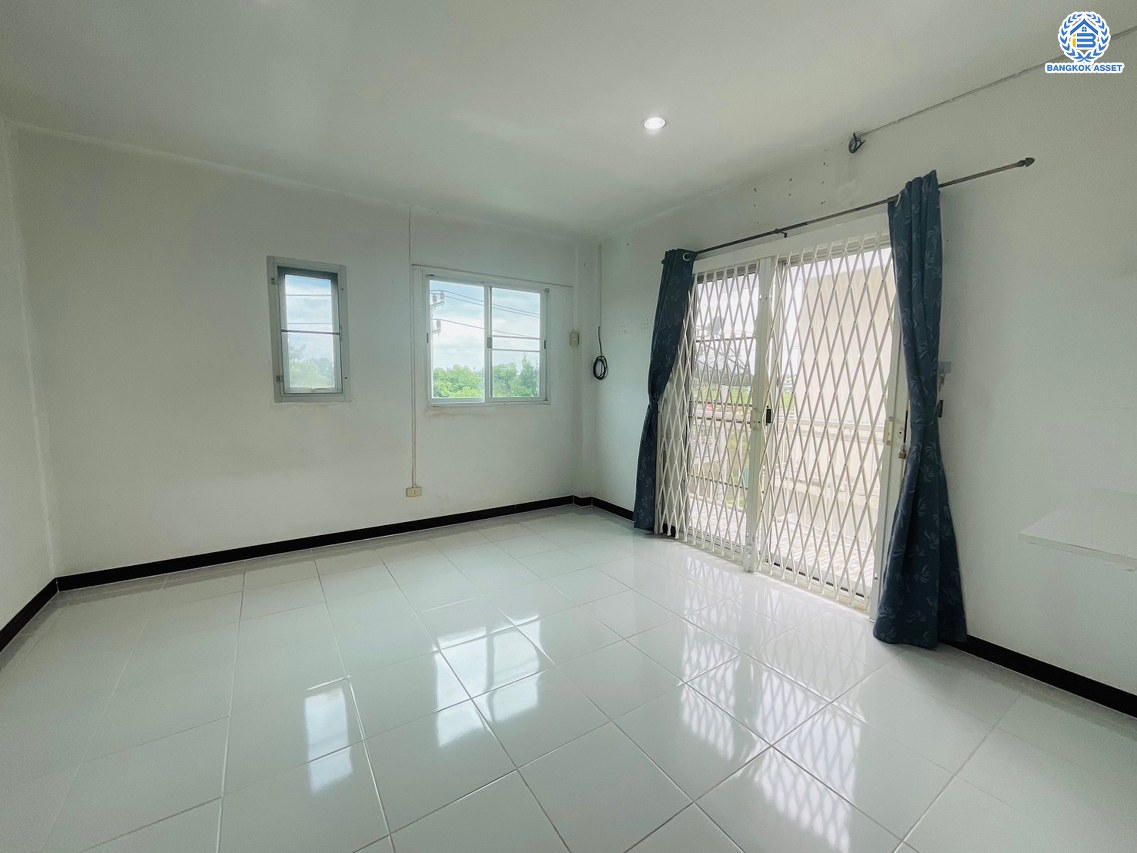 *****ทาวน์โฮมมือสองนนทบุรี โครงการ บ้านเพลินสิริ นครชัยศรี หลังริม เนื้อที่กว้างถึง 26.00 ตร.ว. พื้นที่ใช้สอย 200 ตร.ม. ฟังก์ชัน 3 ห้องนอน 3 ห้องน้ำ 1 ที่จอดรถ แถมฟรี! เครื่องปรับอากาศ, เครื่องทำน้ำอุ่น บนทำเลเดินทางสะดวก เชื่อมต่อ ถนนเพชรเกษม, ถนนบรมราชชนนี, ถนนแสงชูโต และจุดขึ้นทางด่วน "ทางหลวงพิเศษหมายเลข 81 (บางใหญ่-กาญจนบุรี)"