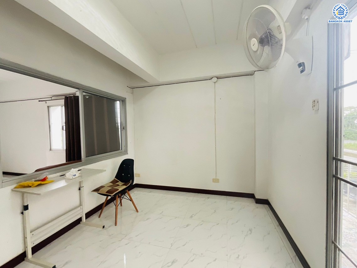 *****ทาวน์โฮมมือสองนนทบุรี โครงการ บ้านเพลินสิริ นครชัยศรี หลังริม เนื้อที่กว้างถึง 26.00 ตร.ว. พื้นที่ใช้สอย 200 ตร.ม. ฟังก์ชัน 3 ห้องนอน 3 ห้องน้ำ 1 ที่จอดรถ แถมฟรี! เครื่องปรับอากาศ, เครื่องทำน้ำอุ่น บนทำเลเดินทางสะดวก เชื่อมต่อ ถนนเพชรเกษม, ถนนบรมราชชนนี, ถนนแสงชูโต และจุดขึ้นทางด่วน "ทางหลวงพิเศษหมายเลข 81 (บางใหญ่-กาญจนบุรี)"