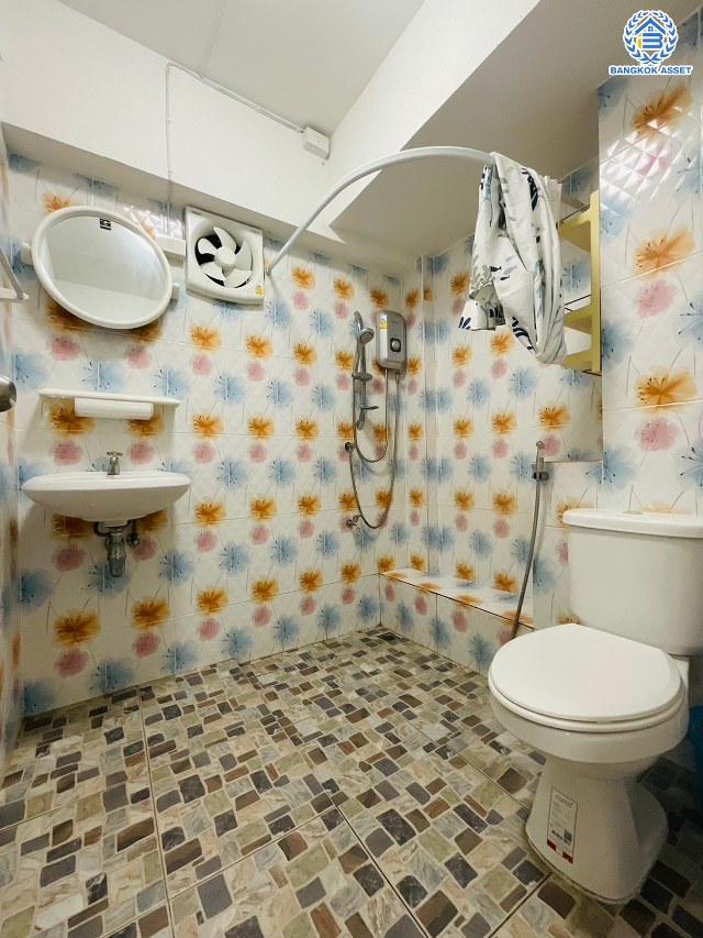 *****ทาวน์โฮมมือสองนนทบุรี โครงการ บ้านเพลินสิริ นครชัยศรี หลังริม เนื้อที่กว้างถึง 26.00 ตร.ว. พื้นที่ใช้สอย 200 ตร.ม. ฟังก์ชัน 3 ห้องนอน 3 ห้องน้ำ 1 ที่จอดรถ แถมฟรี! เครื่องปรับอากาศ, เครื่องทำน้ำอุ่น บนทำเลเดินทางสะดวก เชื่อมต่อ ถนนเพชรเกษม, ถนนบรมราชชนนี, ถนนแสงชูโต และจุดขึ้นทางด่วน "ทางหลวงพิเศษหมายเลข 81 (บางใหญ่-กาญจนบุรี)"