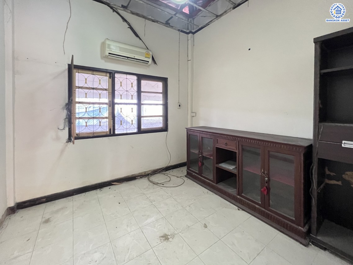 *****บ้านเดี่ยวมือสองนนทบุรี โครงการ มิตรประชาเพลส บางบัวทอง หลังมุม เนื้อที่กว้างถึง 107.20 ตร.ว. ฟังก์ชัน 3 ห้องนอน 2 ห้องน้ำ 4 ที่จอดรถ เชื่อมต่อถนนสะพานนนทบุรี-บางบัวทอง(345), ถนนกาญจนาภิเษก, ถนนบางกรวย-ไทรน้อย สามารถปรับทำเป็นโกดังเก็บของได้ หรือ จะทำเป็นออฟฟิศก็ได้ จองเลย!