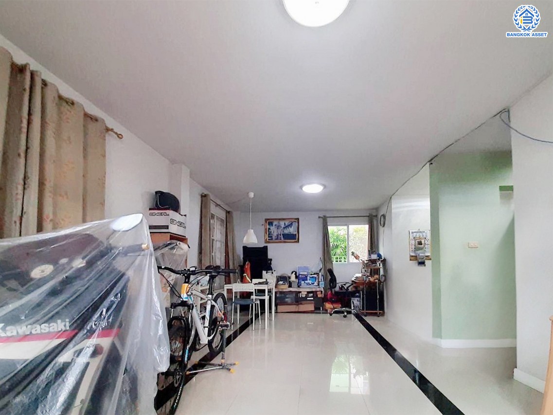 *****บ้านเดี่ยวมือสองกรุงเทพฯ โครงการ ลลิล อินเดอะพาร์ค วัชรพล-พหลโยธิน เนื้อที่ดิน 54.40 ตร.ว. พื้นที่ใช้สอย 156.76 ตร.ม. ฟังก์ชัน 3 ห้องนอน 2 ห้องน้ำ 2 ที่จอดรถ แถมฟรี! เครื่องปรับอากาศ, เครื่องทำน้ำอุ่น บนทำเลเดินทางสะดวก เชื่อมต่อถนนวชัรพล, ถนนเทพรักษ์, ถนนสุขาภิบาล5, ถนนพหลโยธิน ใกล้รถไฟฟ้าสายสีชมพู "สถานีวชัรพล" และใกล้จุดขึ้นทางด่วน "รามอินทรา-อาจณรงค์"