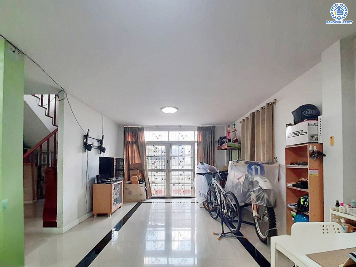 *****บ้านเดี่ยวมือสองกรุงเทพฯ โครงการ ลลิล อินเดอะพาร์ค วัชรพล-พหลโยธิน เนื้อที่ดิน 54.40 ตร.ว. พื้นที่ใช้สอย 156.76 ตร.ม. ฟังก์ชัน 3 ห้องนอน 2 ห้องน้ำ 2 ที่จอดรถ แถมฟรี! เครื่องปรับอากาศ, เครื่องทำน้ำอุ่น บนทำเลเดินทางสะดวก เชื่อมต่อถนนวชัรพล, ถนนเทพรักษ์, ถนนสุขาภิบาล5, ถนนพหลโยธิน ใกล้รถไฟฟ้าสายสีชมพู "สถานีวชัรพล" และใกล้จุดขึ้นทางด่วน "รามอินทรา-อาจณรงค์"