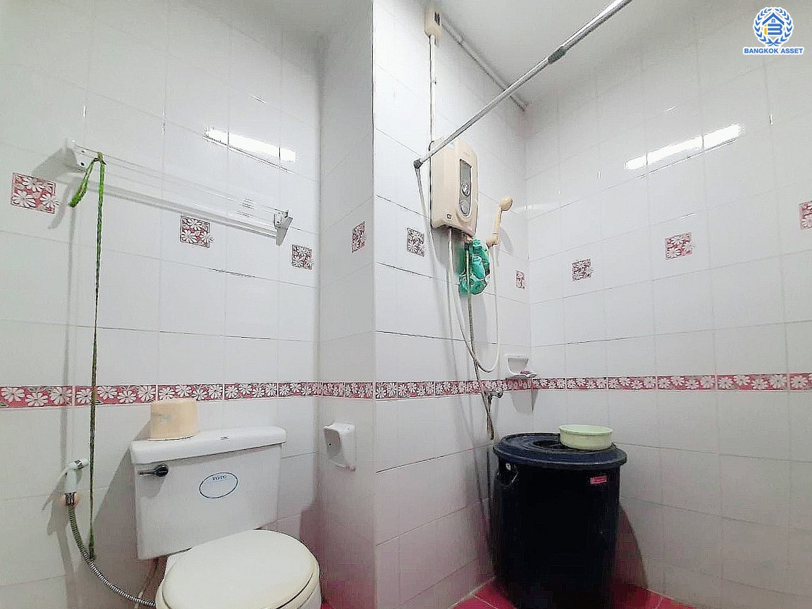 *****บ้านเดี่ยวมือสองกรุงเทพฯ โครงการ ลลิล อินเดอะพาร์ค วัชรพล-พหลโยธิน เนื้อที่ดิน 54.40 ตร.ว. พื้นที่ใช้สอย 156.76 ตร.ม. ฟังก์ชัน 3 ห้องนอน 2 ห้องน้ำ 2 ที่จอดรถ แถมฟรี! เครื่องปรับอากาศ, เครื่องทำน้ำอุ่น บนทำเลเดินทางสะดวก เชื่อมต่อถนนวชัรพล, ถนนเทพรักษ์, ถนนสุขาภิบาล5, ถนนพหลโยธิน ใกล้รถไฟฟ้าสายสีชมพู "สถานีวชัรพล" และใกล้จุดขึ้นทางด่วน "รามอินทรา-อาจณรงค์"