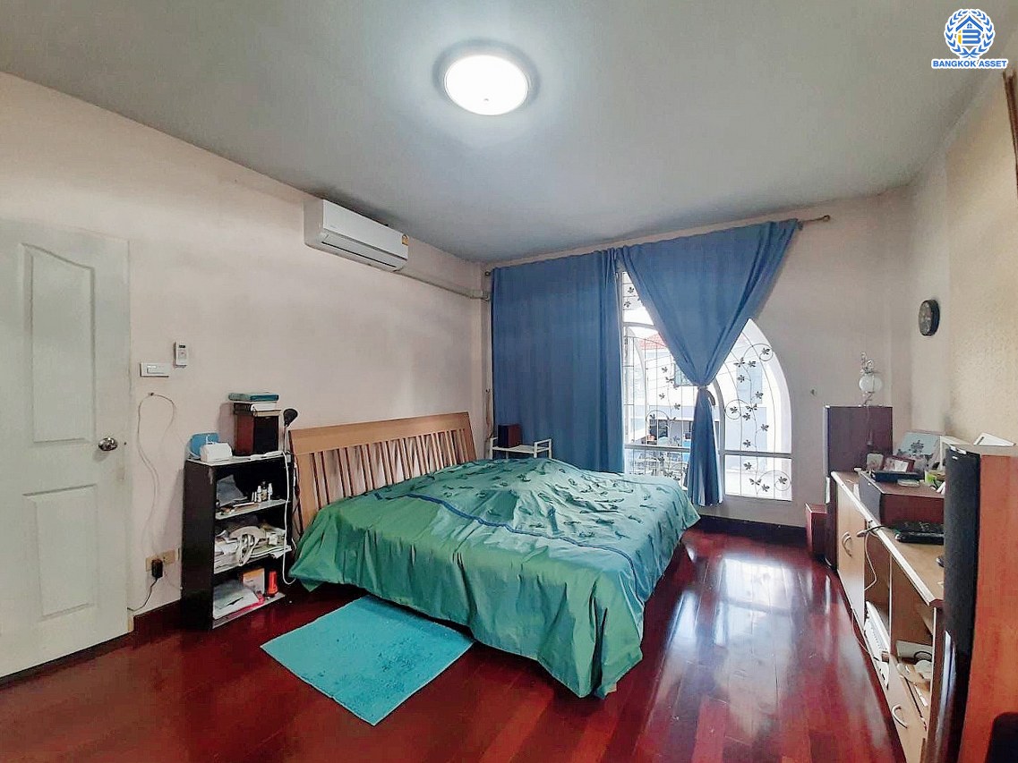 *****บ้านเดี่ยวมือสองกรุงเทพฯ โครงการ ลลิล อินเดอะพาร์ค วัชรพล-พหลโยธิน เนื้อที่ดิน 54.40 ตร.ว. พื้นที่ใช้สอย 156.76 ตร.ม. ฟังก์ชัน 3 ห้องนอน 2 ห้องน้ำ 2 ที่จอดรถ แถมฟรี! เครื่องปรับอากาศ, เครื่องทำน้ำอุ่น บนทำเลเดินทางสะดวก เชื่อมต่อถนนวชัรพล, ถนนเทพรักษ์, ถนนสุขาภิบาล5, ถนนพหลโยธิน ใกล้รถไฟฟ้าสายสีชมพู "สถานีวชัรพล" และใกล้จุดขึ้นทางด่วน "รามอินทรา-อาจณรงค์"